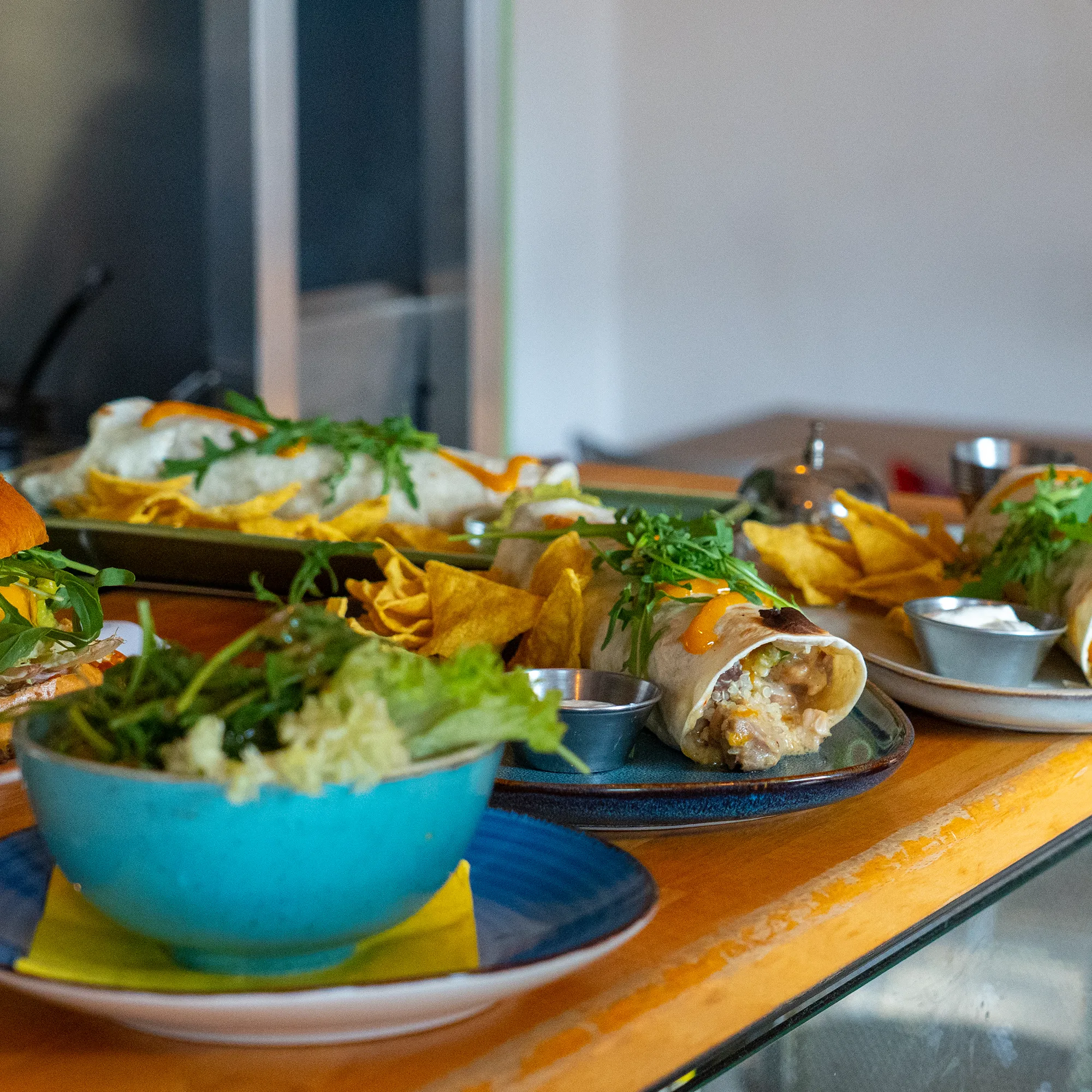 Burritos mit Salat und Nachos auf dem Tisch im Schanigarten am Yppenplatz