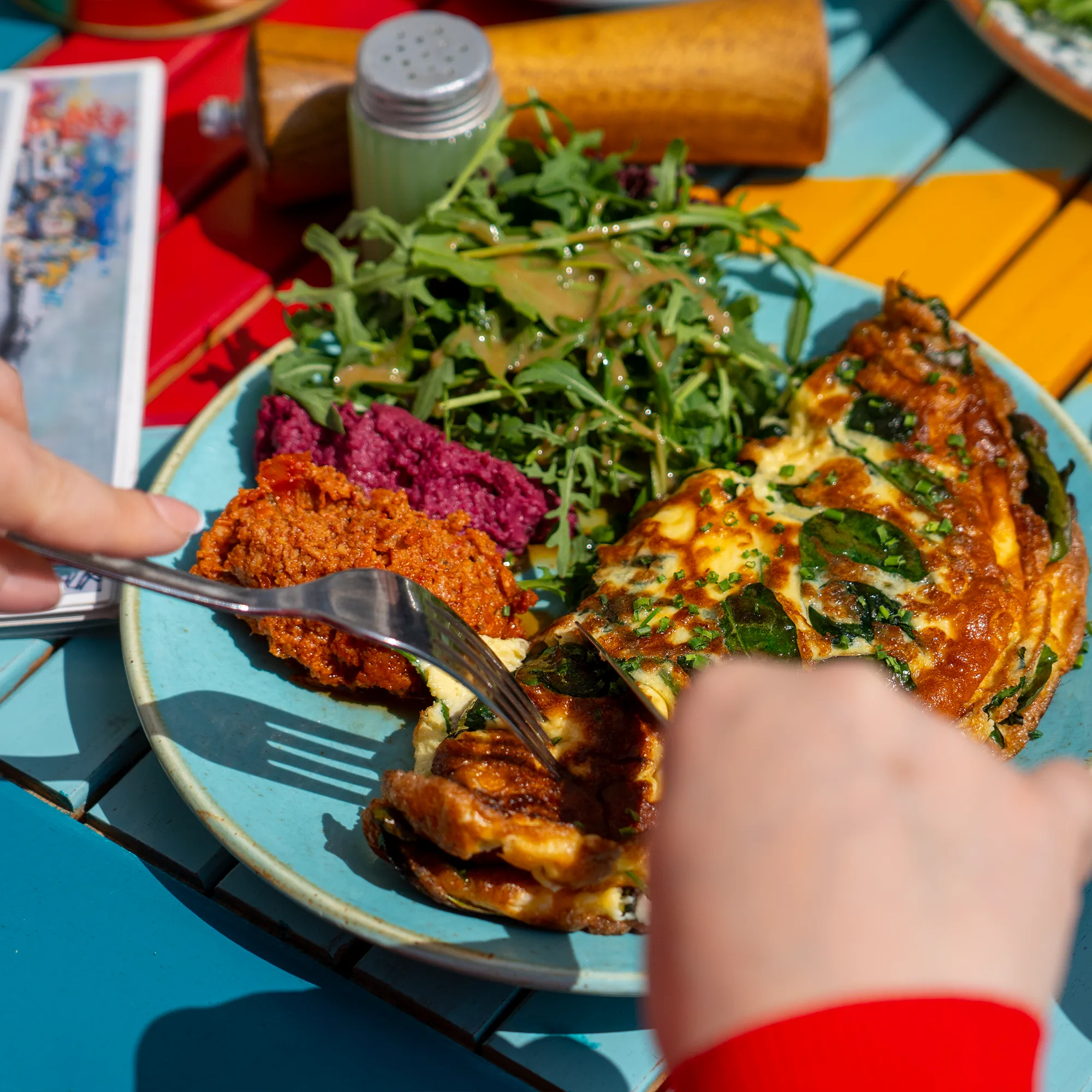 Teller mit Rucola, roter Rübe und Ofengemüse im Café Frida Wien-Ottakring